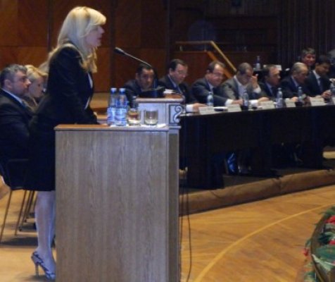 Credeţi că Udrea a renunţat la pantofii cu toc? :)